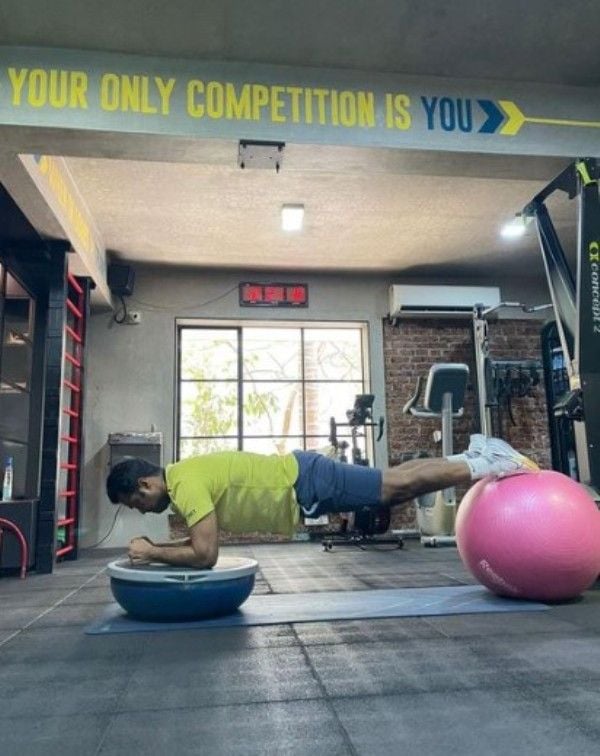 Leander Paes working out in the gym