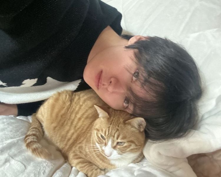 Lee Know with her pet cat