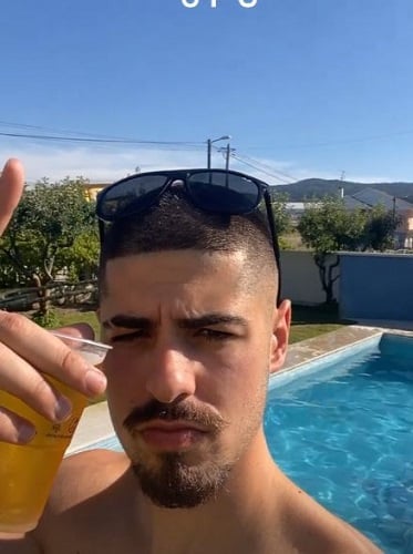 Leonardo Gerevini holding a glass of alcohol