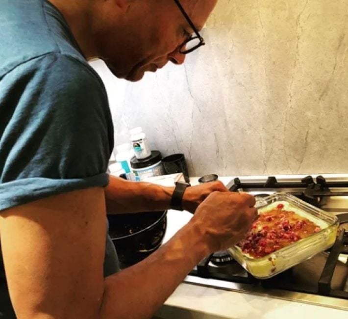 Lester Holt baking a cobbler pie