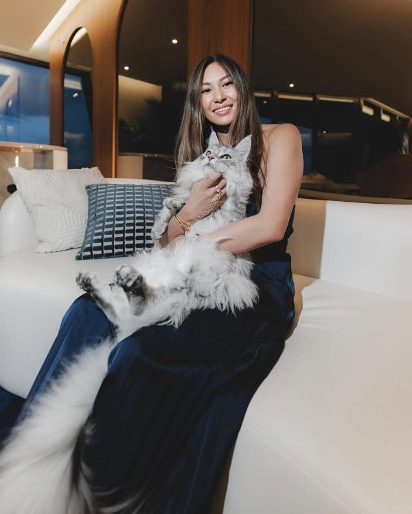 Lucy Guo with her pet cat