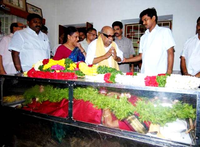 M. Karunanidhi paying his last respects to Nalini Chidambaram
