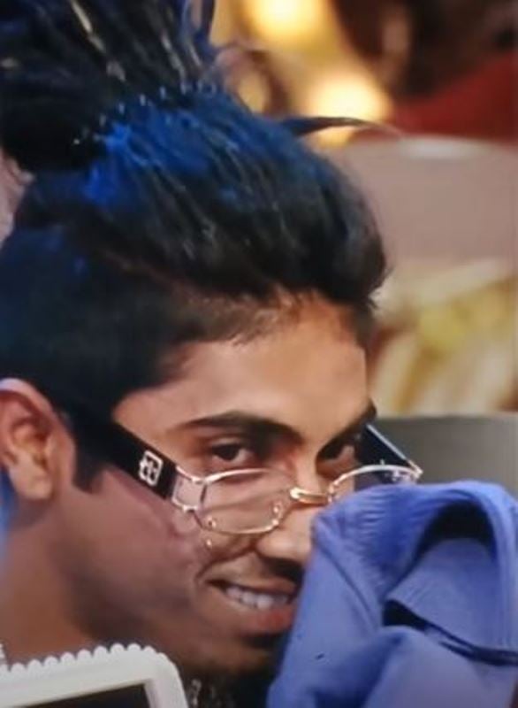 MC Stan smelling the t-shirt worn by Anam Shaikh