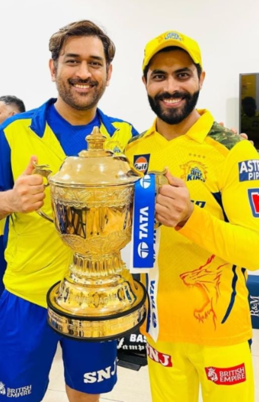 MS Dhoni holding IPL 2023 trophy with Ravindra Jadeja