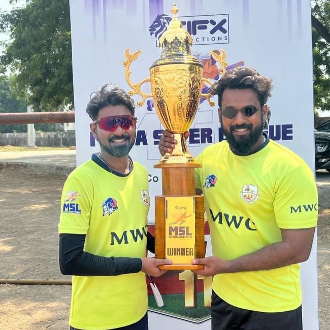 Ma Ka Pa Anand holding the Media Super League trophy