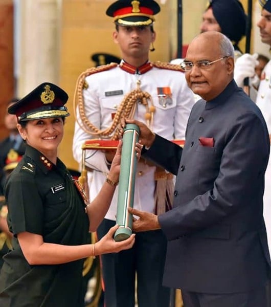 Madhuri Kanitkar receiving gold medal from the President of India, Ram Nath Kovind