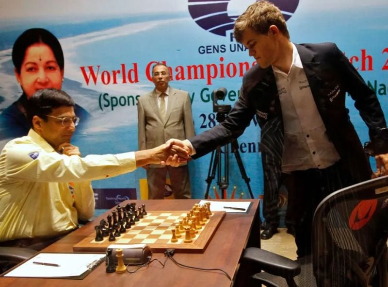 Magnus Carlsen of Norway, right, greeted Viswanathan Anand of India before their final game on 22 November 2013 in Chennai, India