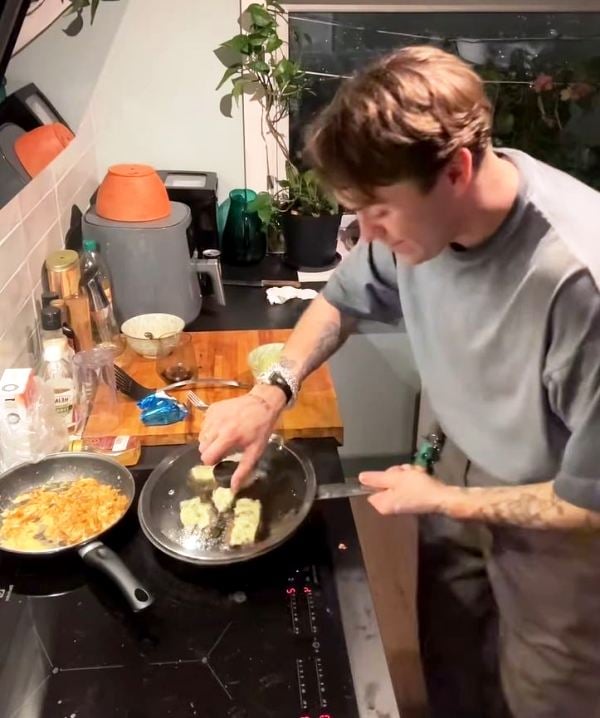 Magnus Pedersen while cooking