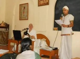 Mahamandaleshwar Hemangi Sakhi while preaching at an ISKON temple