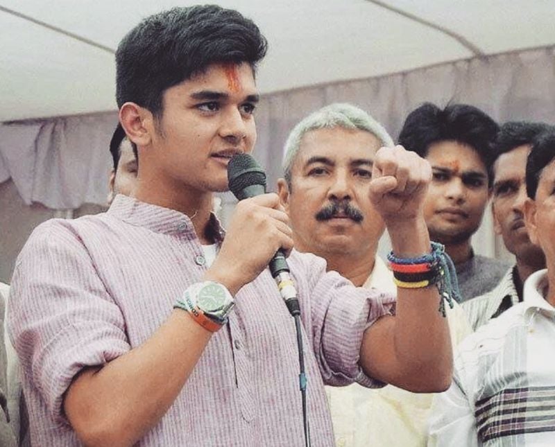 Mahanaryaman Scindia delivering speech in Shivpuri