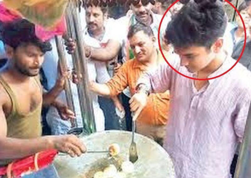 Mahanaryaman Scindia making tikki with a local vendor
