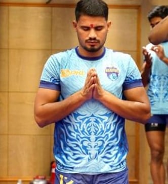 Maharudra Garje praying before his kabaddi match for the Bengal Warriors in PKL