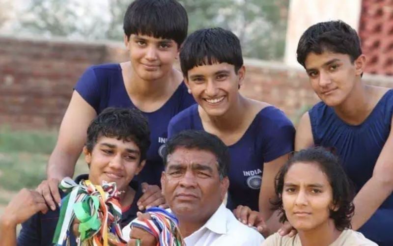 Mahavir Singh while posing with Phogat sisters