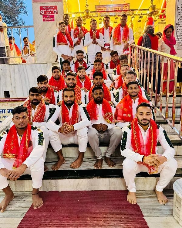 Mahendra Choudhary with other players of Patna Pirates during season 10 of the Pro Kabaddi Legaue