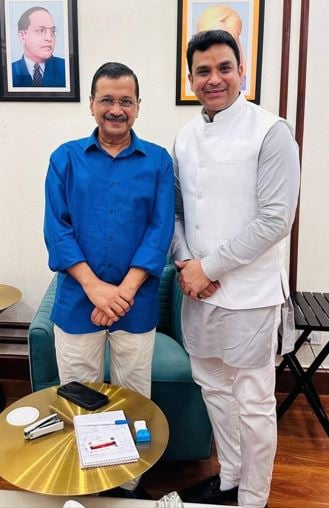 Mahesh Kumar Khichi with Arvind Kejriwal (left) after becoming the Mayor of Delhi