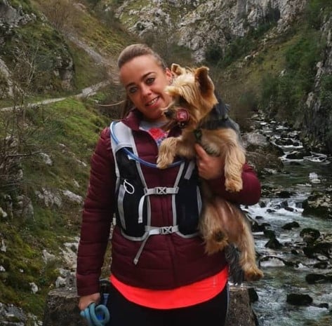 Maite Benítez posing with her pet