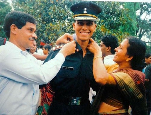 Major Sandeep Unnikrishnan with his parents on the day of pipping ceremony
