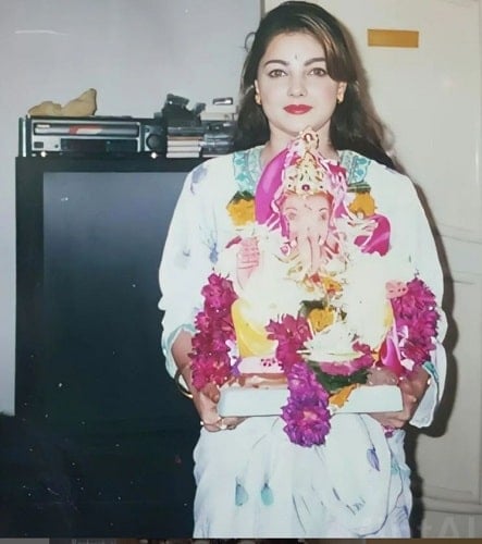 Mamta Kulkarni with an idol of lord Ganesha