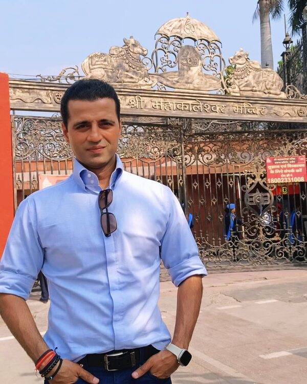 Manak Gupta in front of Mahakaleshwar Jyotirlinga, Ujjain