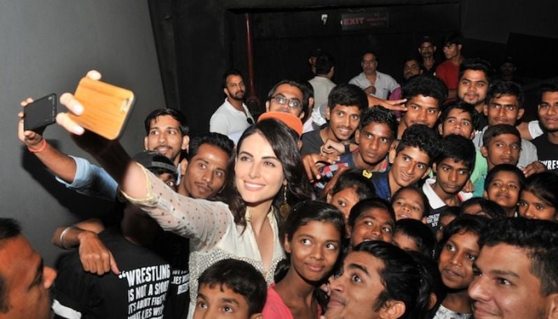 Mandana Karimi with underpriviled children