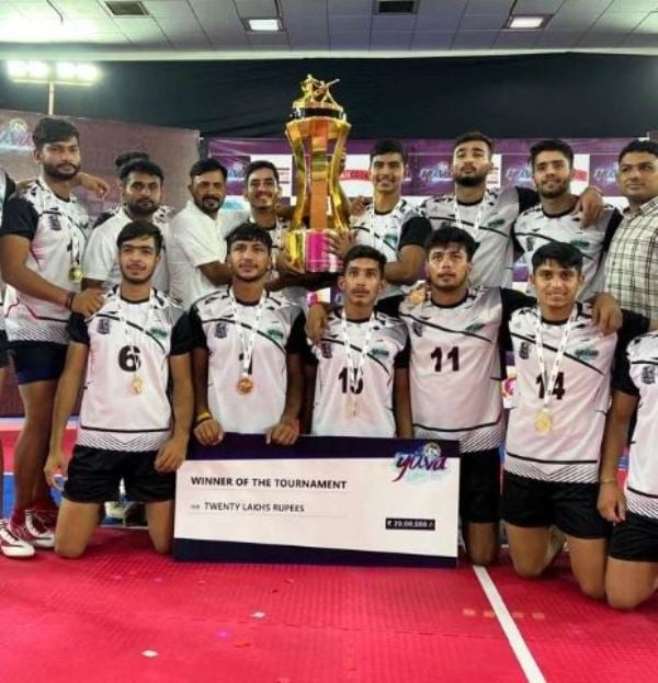 Manish Dhull with his team posing with the trophy during Yuva Kabaddi Series Summer Edition 2022