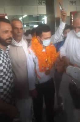 Manish Narwal received a warm welcome at the Delhi airport