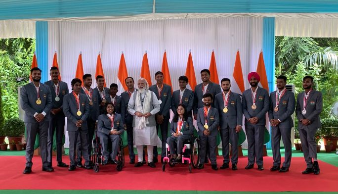 Manish Narwal with Narendra Modi alongside other participated Indian contingents of 2020 Tokyo Paralympics