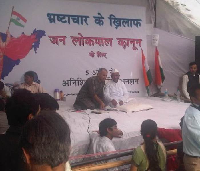 Manish Sisodia with Anna Hazare during hunger strike at Jantar Mantar in Delhi