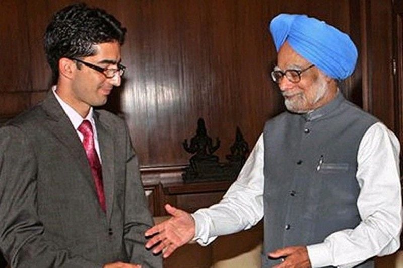 Manmohan Singh Congratulating Shah Faesal After His Success in The UPSC Examination