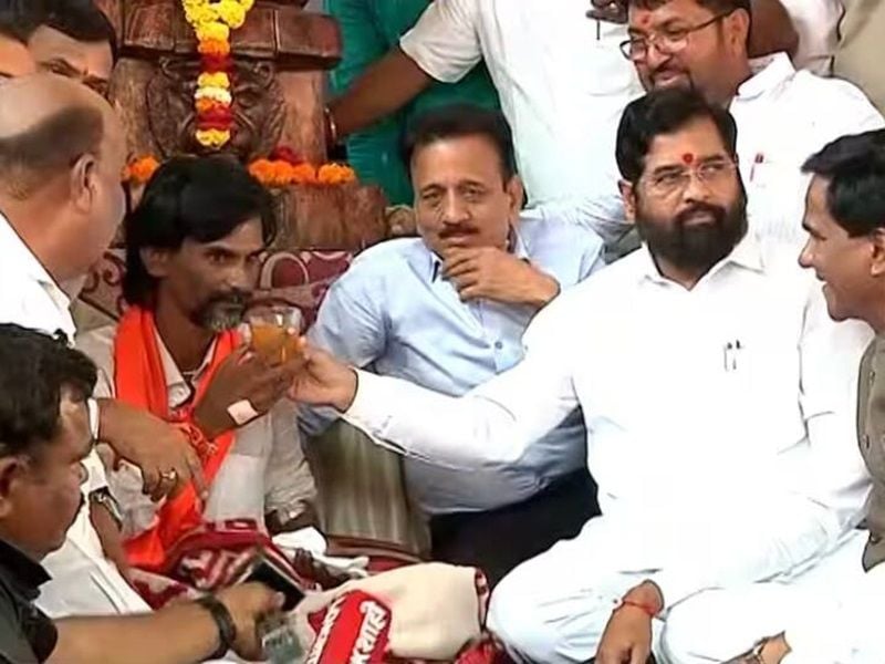 Manoj Jarange Patil drinking juice offered by Eknath Shinde