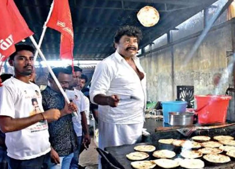 Mansoor Ali Khan making parathas during his campaign in Dindigul in 2019