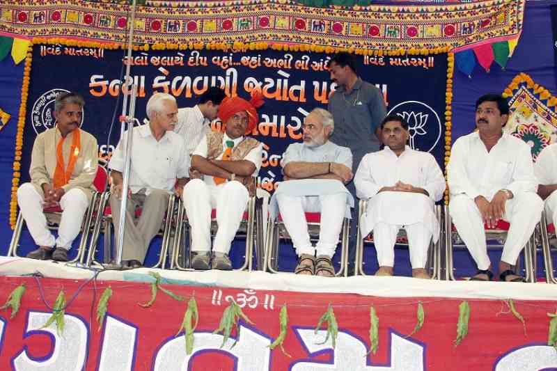 Mansukh Mandaviya (third from left) during the inauguration ceremony of the 2004 padayatra titled Kanya Kelavani Jyot Padayatra