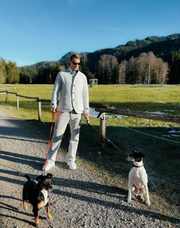Manuel Neuer with his pet dogs