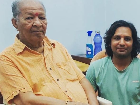  Manuraj Singh Rajput with his music master Hariprasad Chaurasia