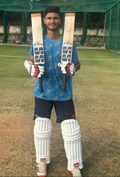 Manvanth Kumar after signing a deal with SS Sports