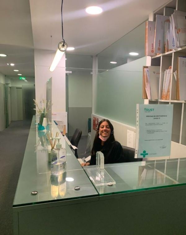 Maria Craveiro as a receptionist and telemarketing assistant at Trust - Clínica Médica, Porto