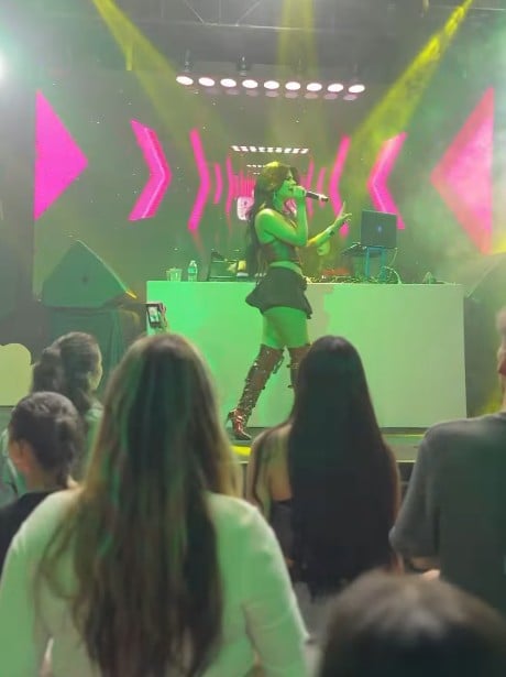 Mariana Ávila while performing at a live music show