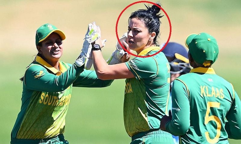 Marizanne Kapp with her teammates during the 2022 Women’s Cricket World Cup