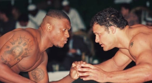 Mark Kerr fighting against Carlos Barreto