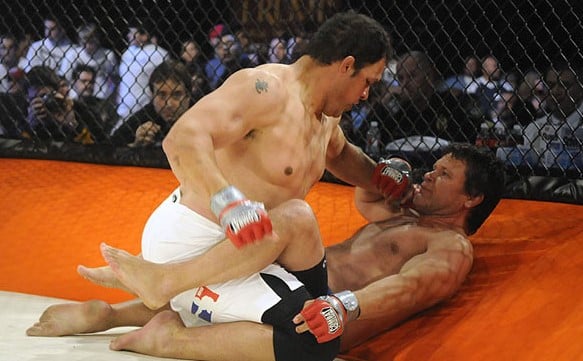 Mark Kerr fighting against Oleg Taktarov