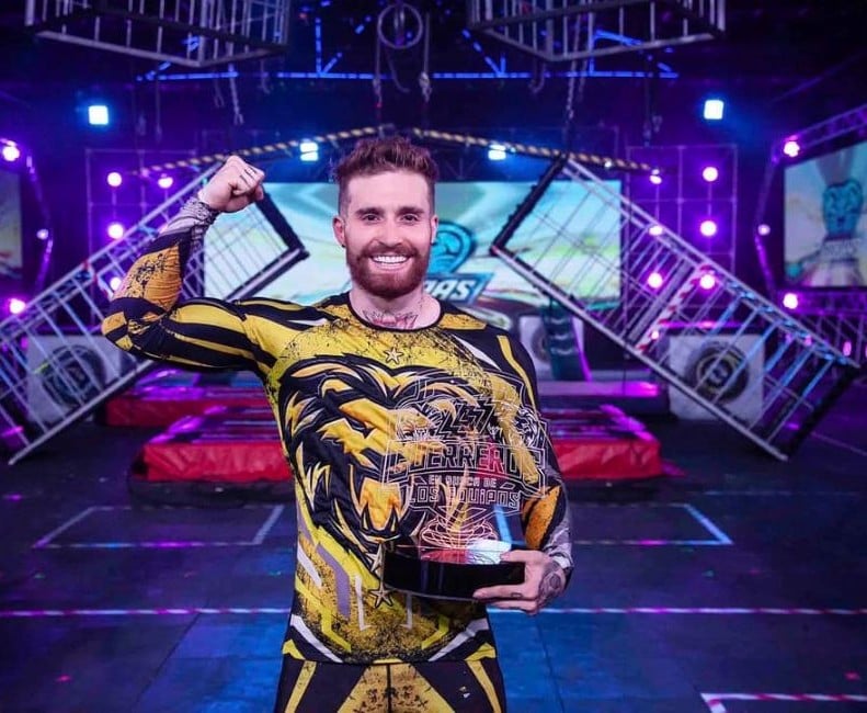 Mateo Varela holding the Mejor Guerrero award