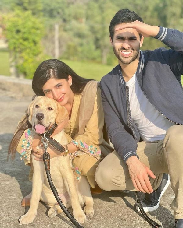 Mawra Hocane while posing with a dog along with a friend