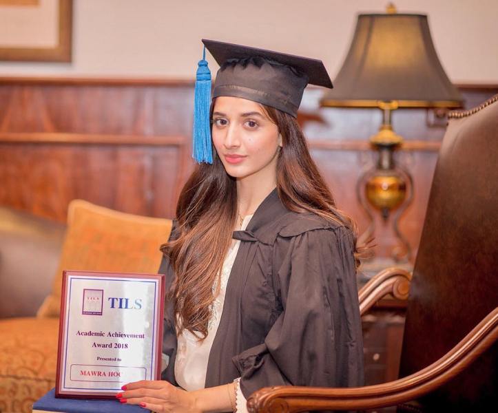 Mawra Hocane with the Academic Achievement Award