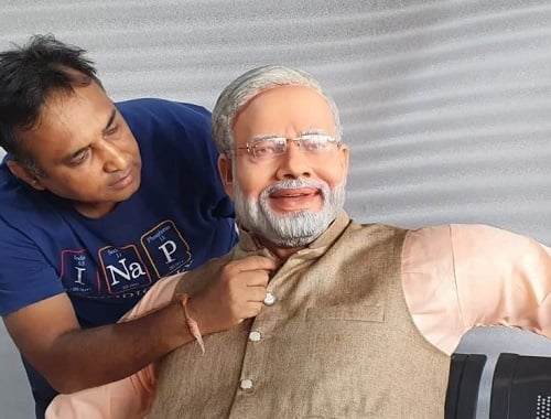 Mayur Vakani with the sculpture created by him