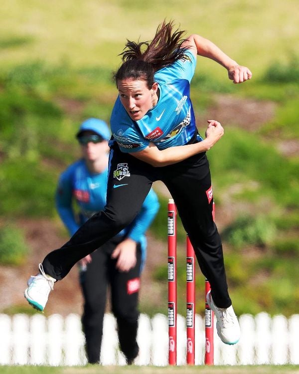 Megan Schutt playing for Adelaide Strikers