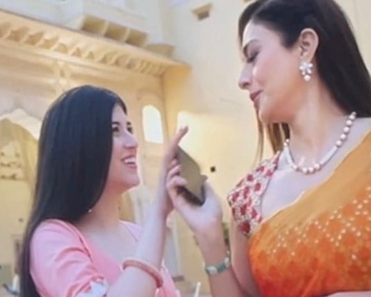 Mehak Manwani with actress Tabu on the sets of the 2022 film 