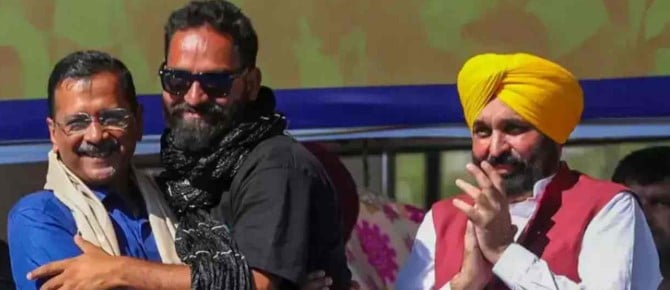 Mehraj Malik with AAP leaders Arvind Kejriwal and Bhagwant Mann