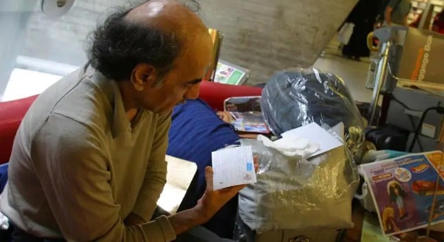 Mehran Karimi Nasseri while reading at Terminal 1 Airport in France