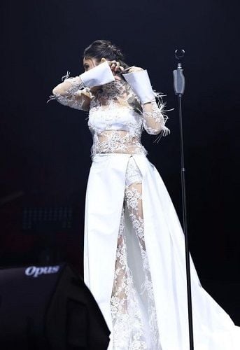 Melek Mosso chopped her hair during one of her concerts