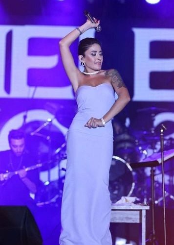 Melek Mosso in a concert